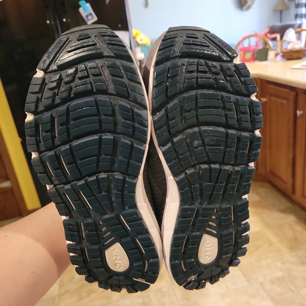 Brooks Women's Gray and White Athletic Running Shoes in 8W - Picture 11 of 11